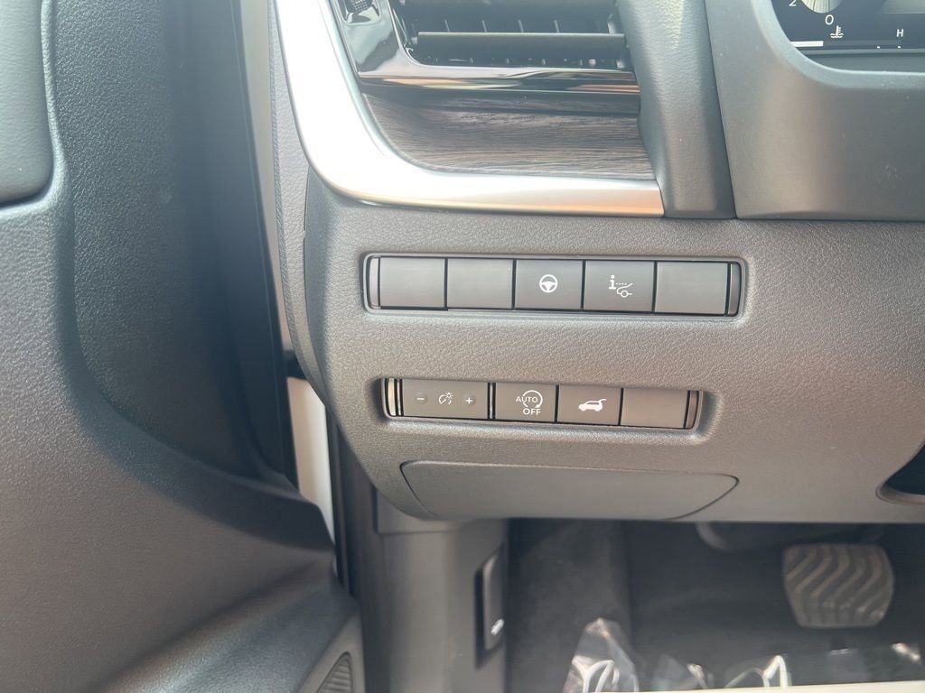 2025 Everest White Pearl/Super Black Nissan Rogue Platinum FWD SUV
