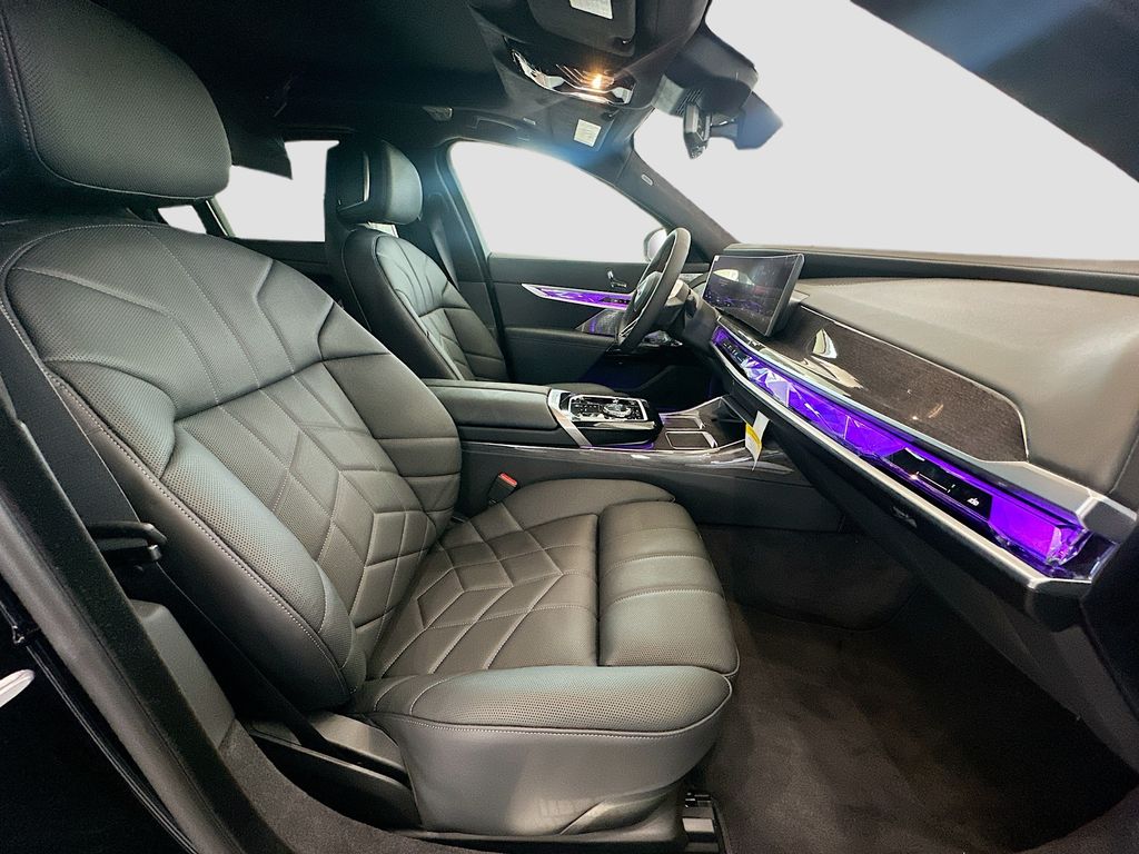 New 2026 Black BMW M70 image 28