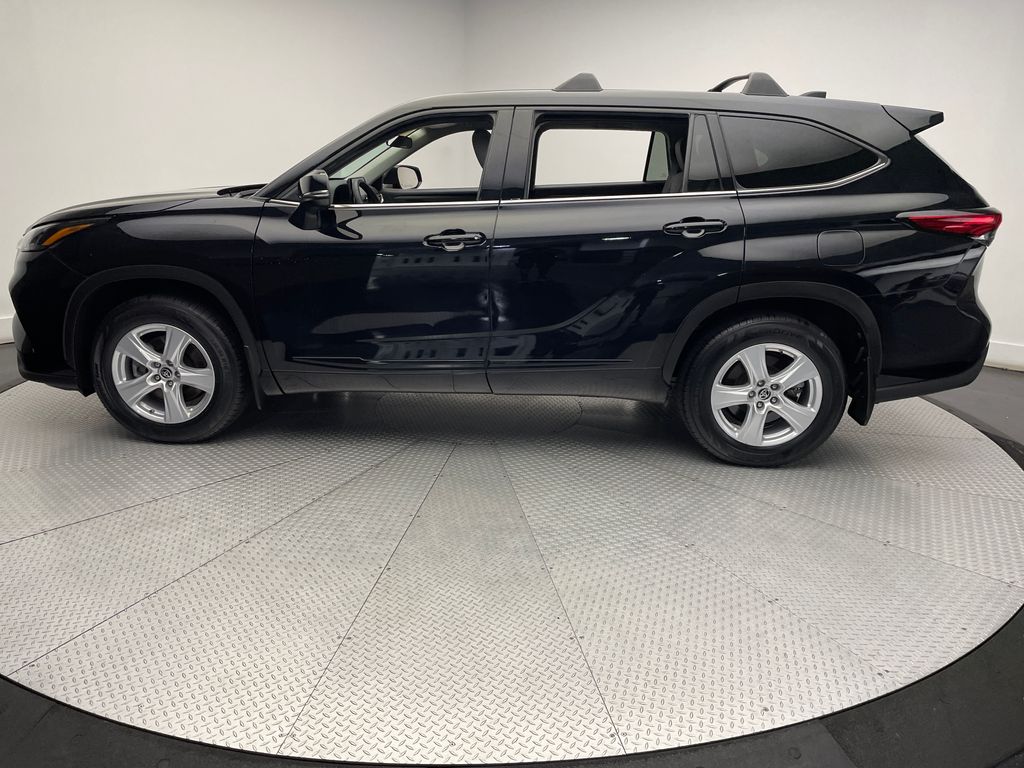 Thumbnail: 2022 Toyota Highlander - 8
