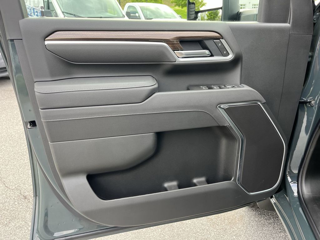 2025 Chevrolet Silverado 2500HD LT photo