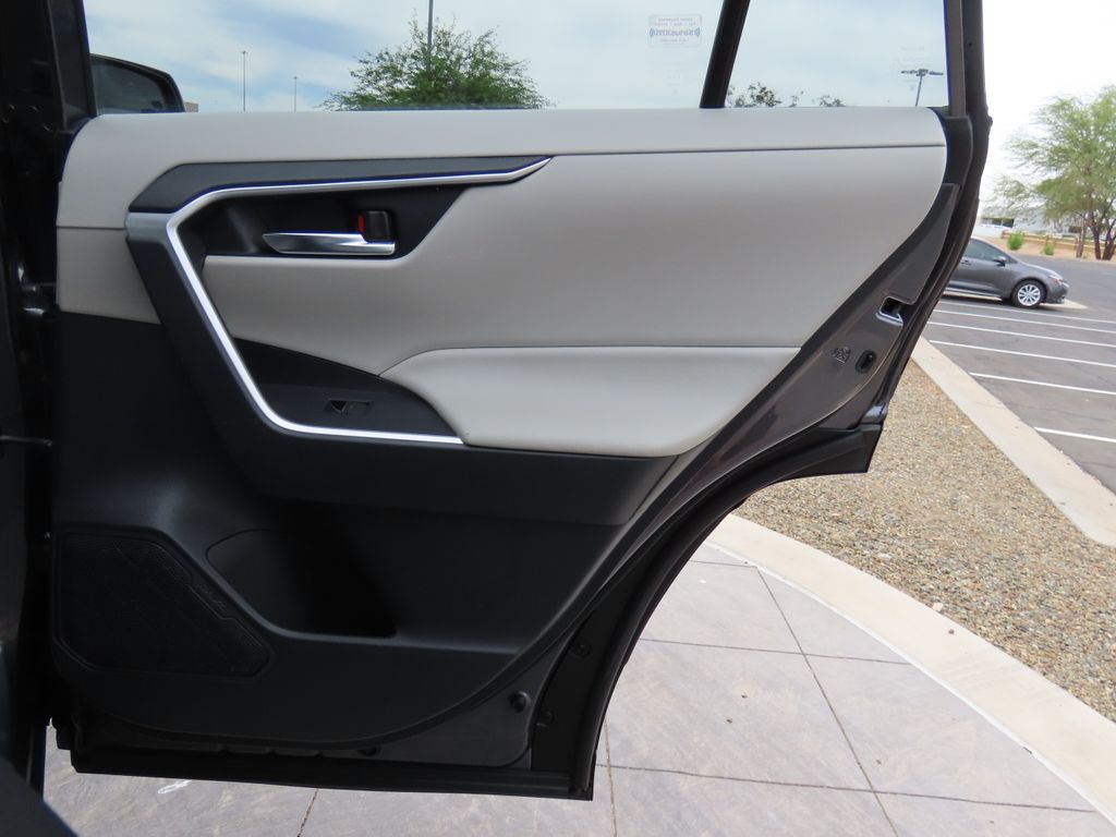 2022 Toyota RAV4 XLE 26