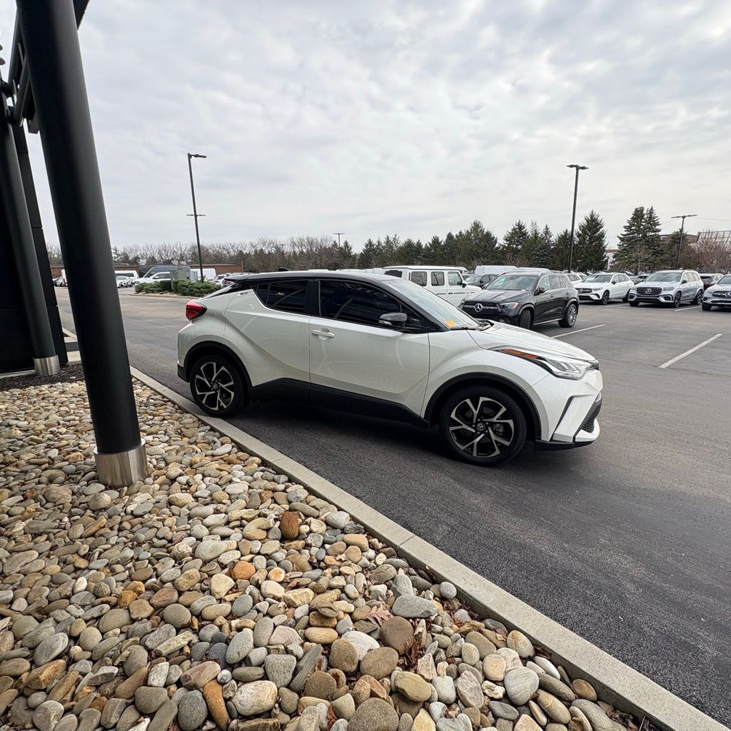 Used 2020 White Toyota XLE image 5