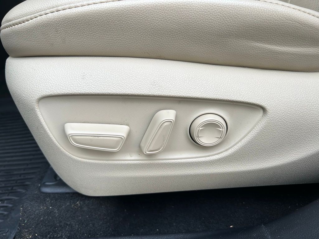 Thumbnail: 2023 Toyota Highlander - 16