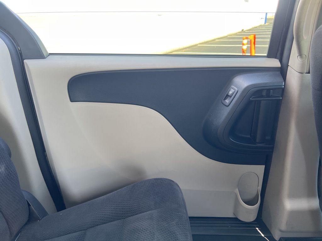 Thumbnail: 2016 Dodge Grand Caravan - 21