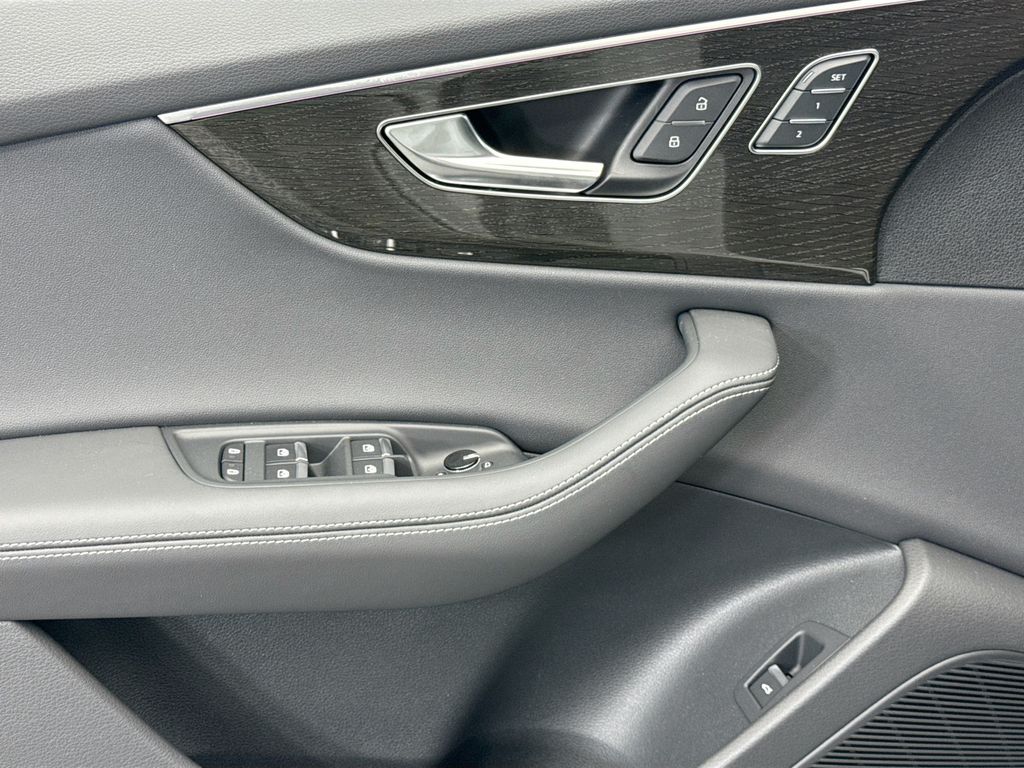 Thumbnail: 2026 Audi Q8 - 22