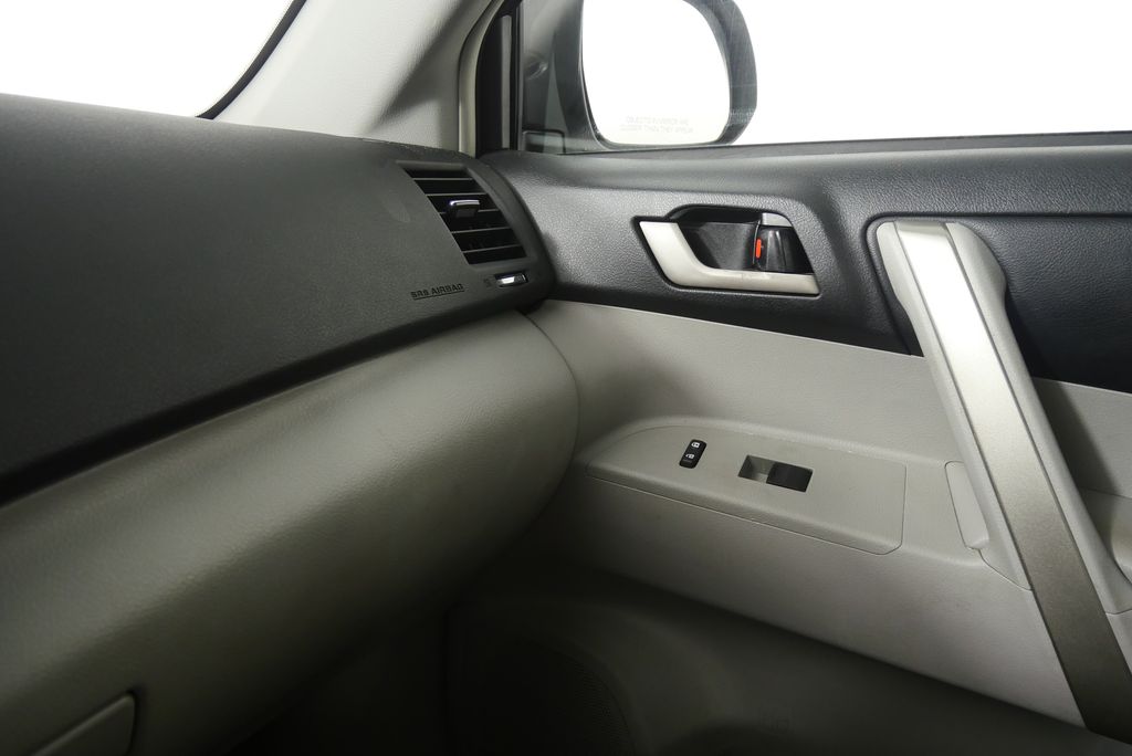 Thumbnail: 2012 Toyota Highlander - 21