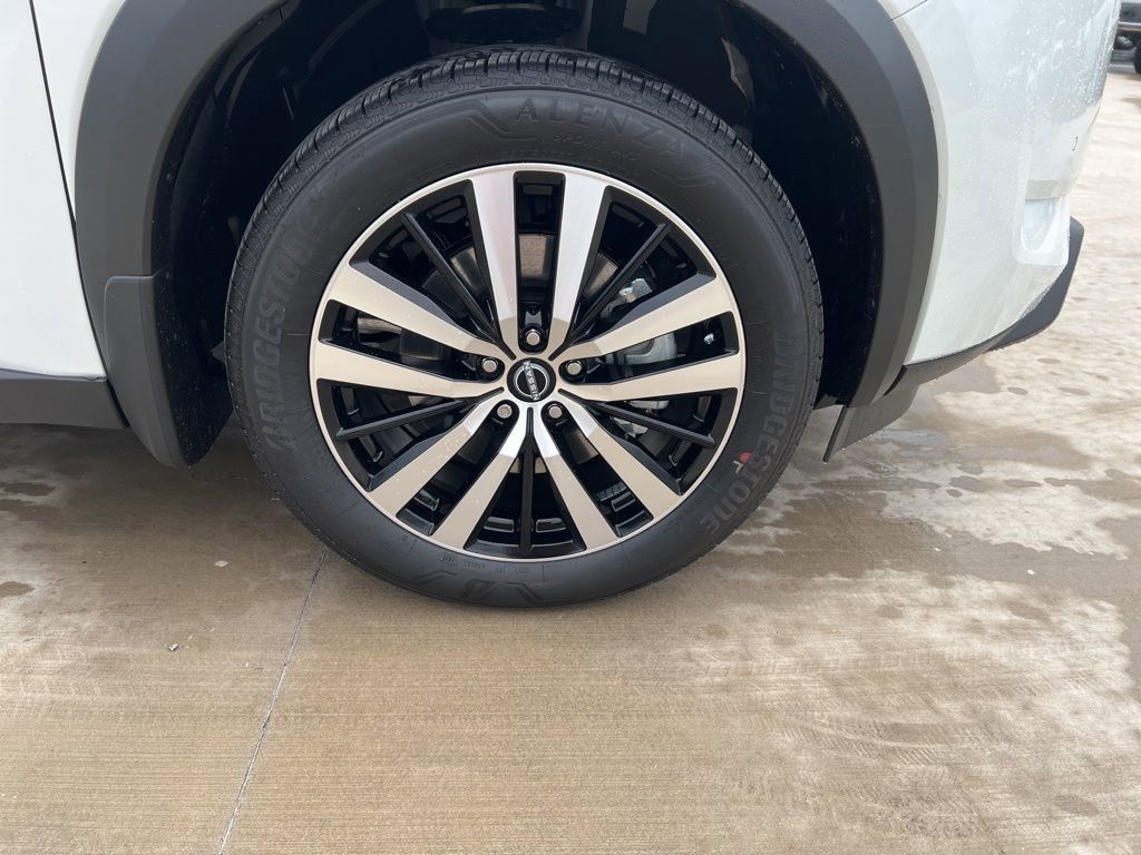 2025 Everest White Pearl Tricoat Nissan Pathfinder Platinum 4X4 SUV