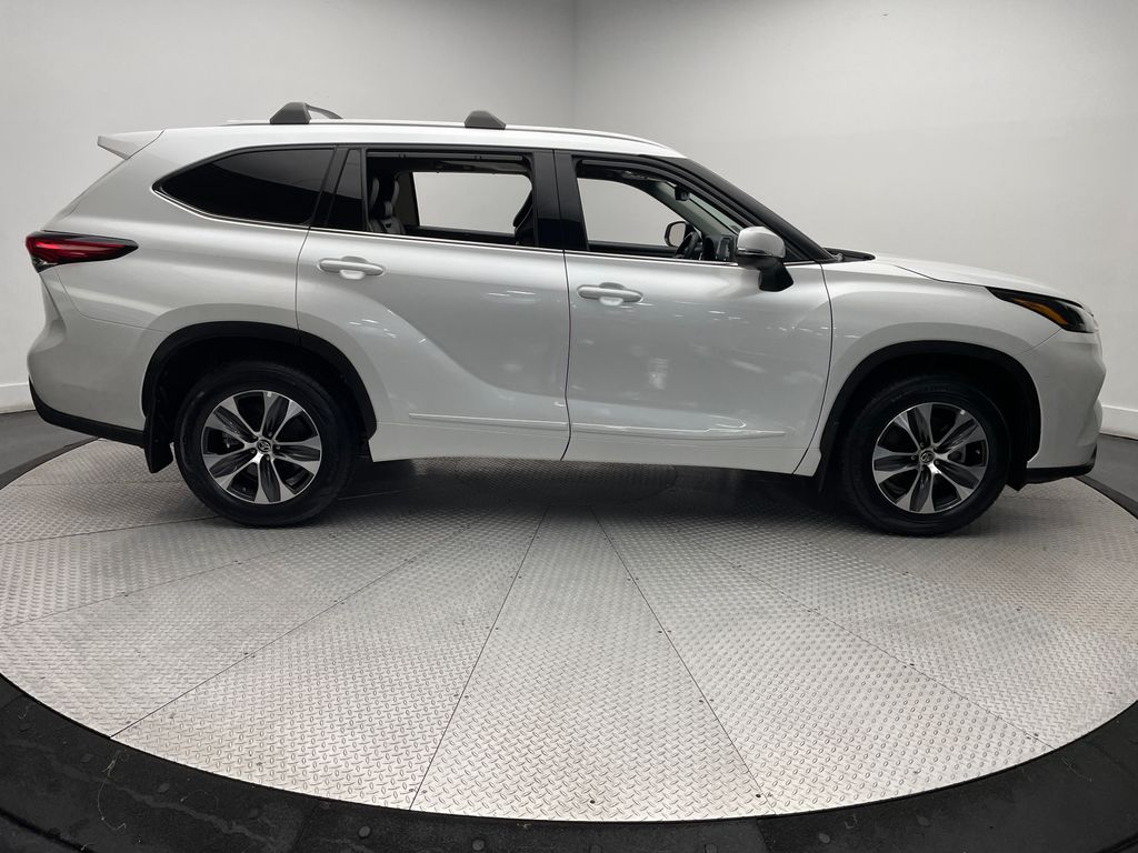 Thumbnail: 2022 Toyota Highlander - 4