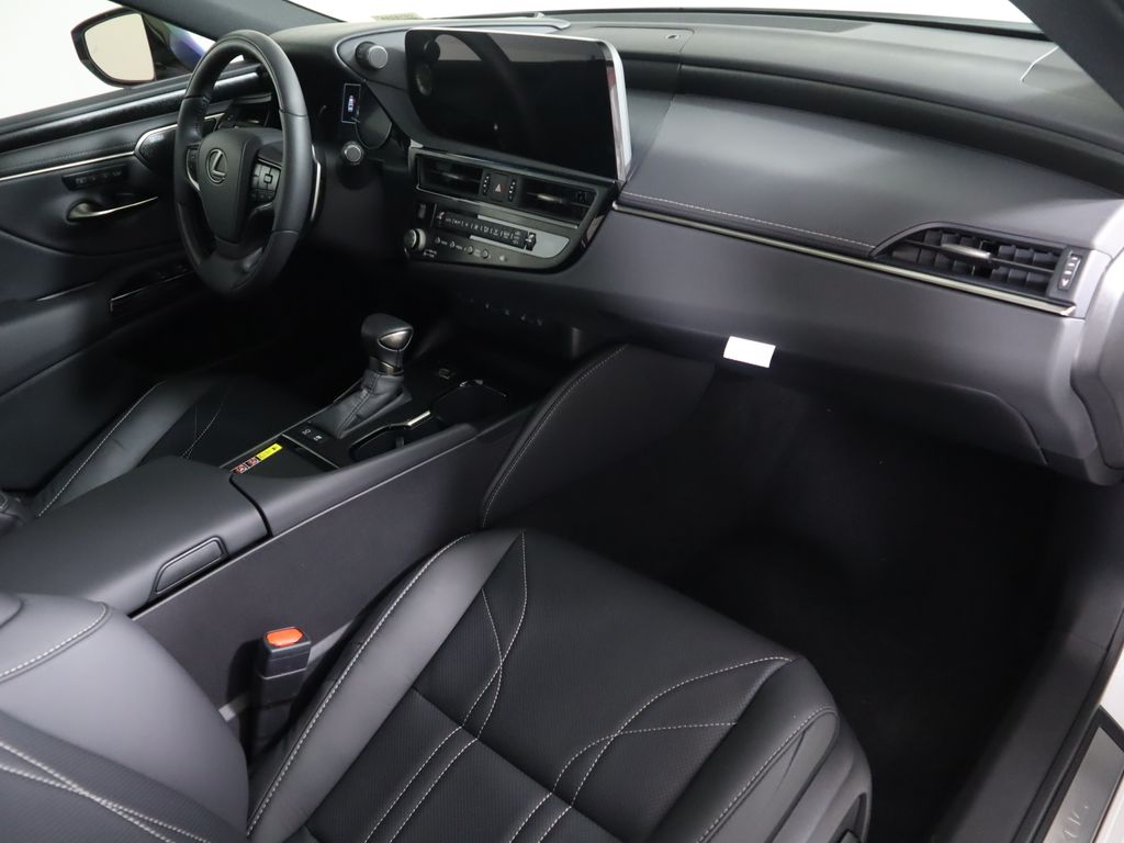 Used 2025 White Lexus 300h Luxury image 18