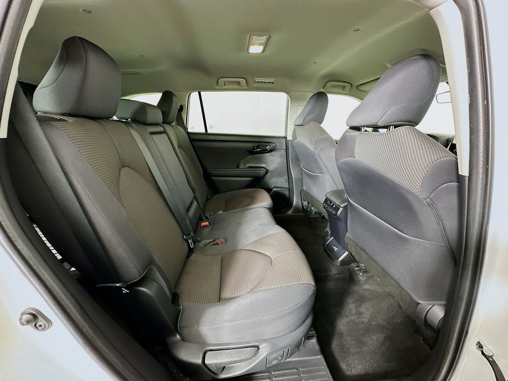 2023 Toyota Highlander L 26