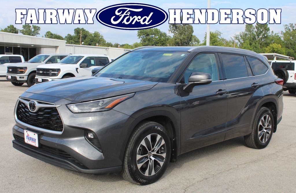  2022 Toyota Highlander XLE FWD   