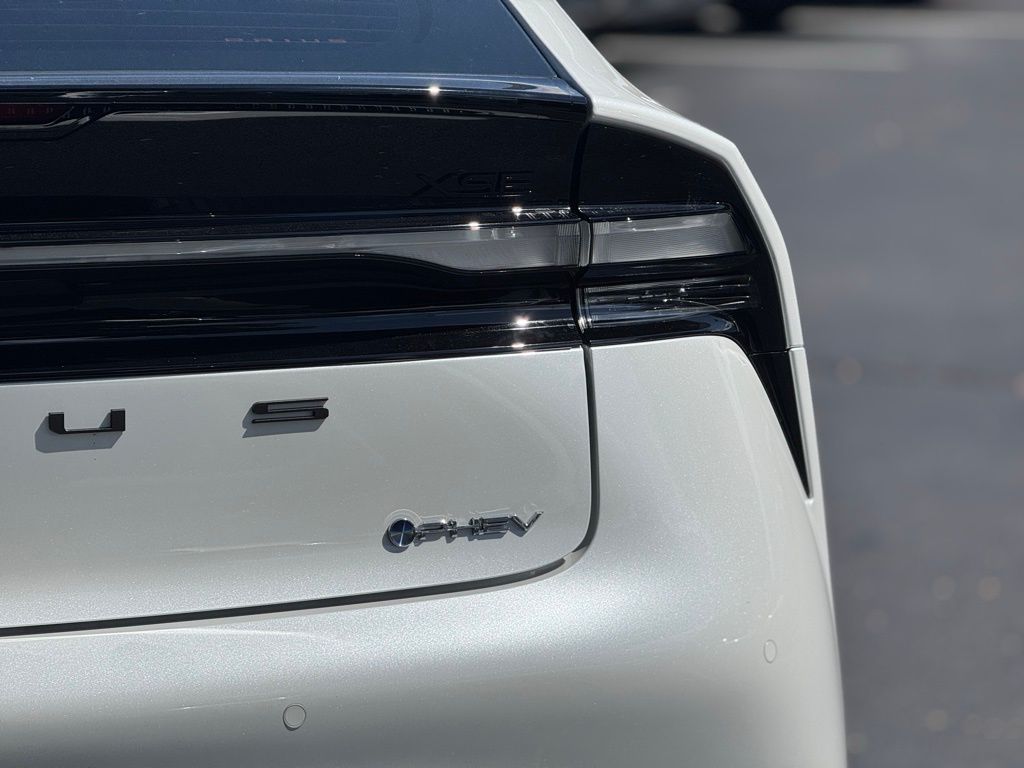 2026 Toyota Prius Plug-in Hybrid XSE photo 9