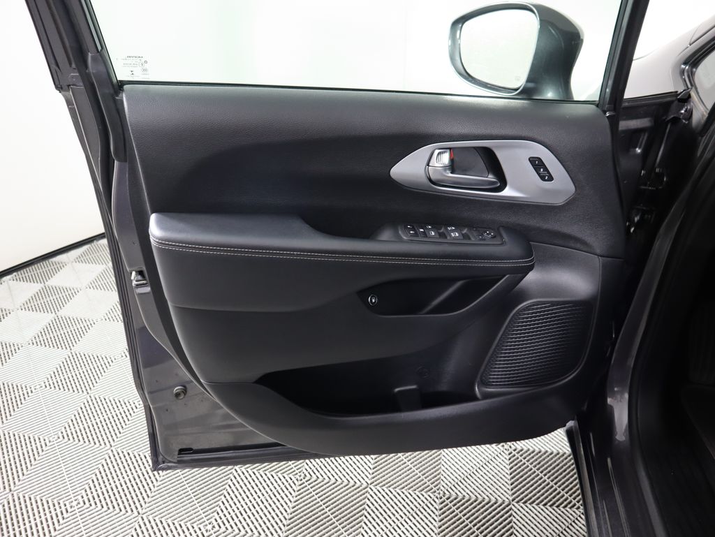 Thumbnail: 2022 Chrysler Pacifica - 23