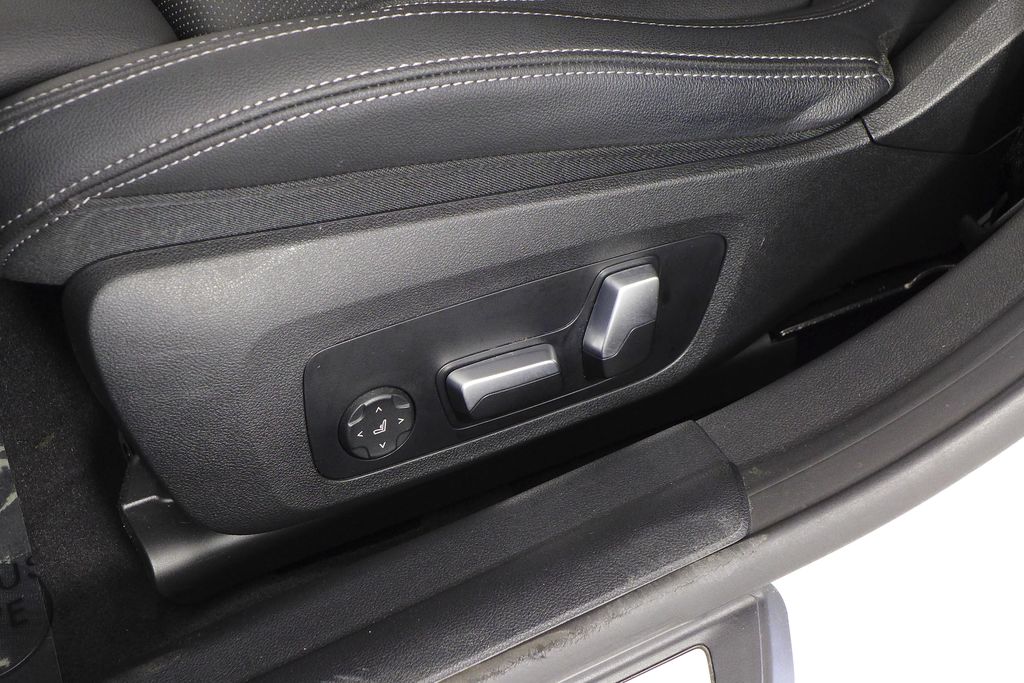 Thumbnail: 2023 BMW i4 - 23