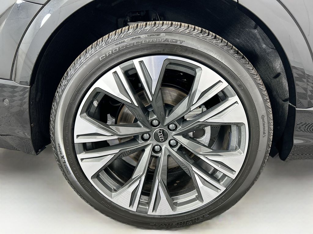 Thumbnail: 2026 Audi Q8 - 32