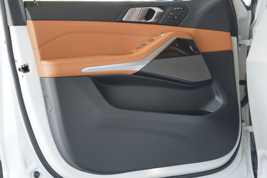 Thumbnail: 2027 BMW X7 - 8