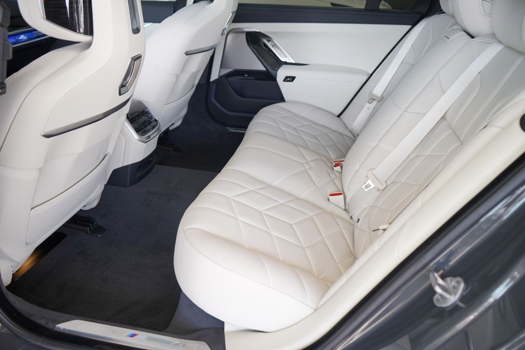 Thumbnail: 2026 BMW 7 Series - 20