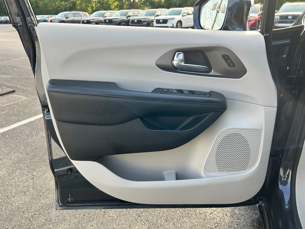 Thumbnail: 2019 Chrysler Pacifica - 19