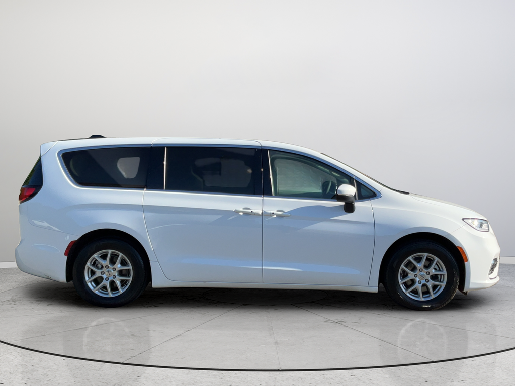 Used 2023 Chrysler Pacifica Touring L 4D Passenger Van