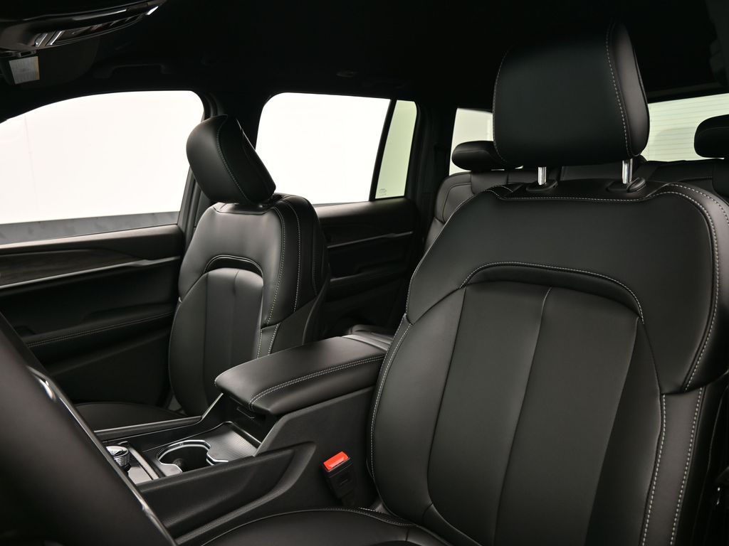 Used 2025 Diamond Black Crystal Pearlcoat Jeep Limited image 10