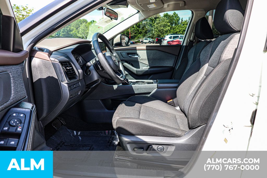 Used 2022 White Nissan SV image 18