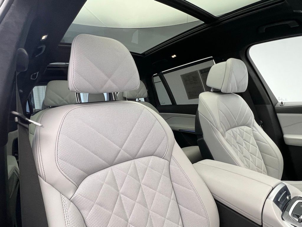 Thumbnail: 2023 BMW X7 - 7