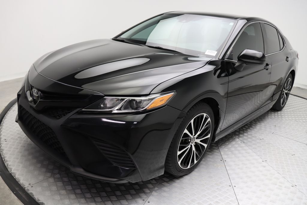 2019 Toyota Camry SE 2