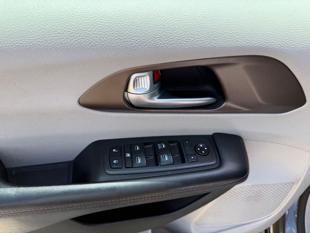 Thumbnail: 2018 Chrysler Pacifica - 24