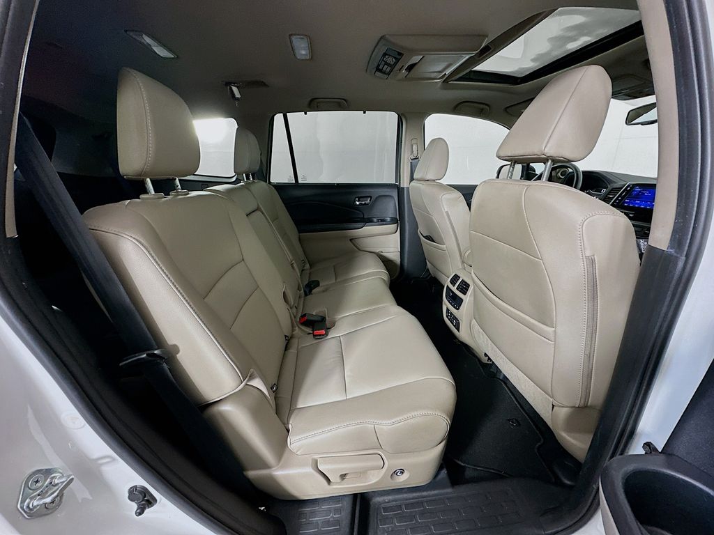 Thumbnail: 2017 Honda Pilot - 28