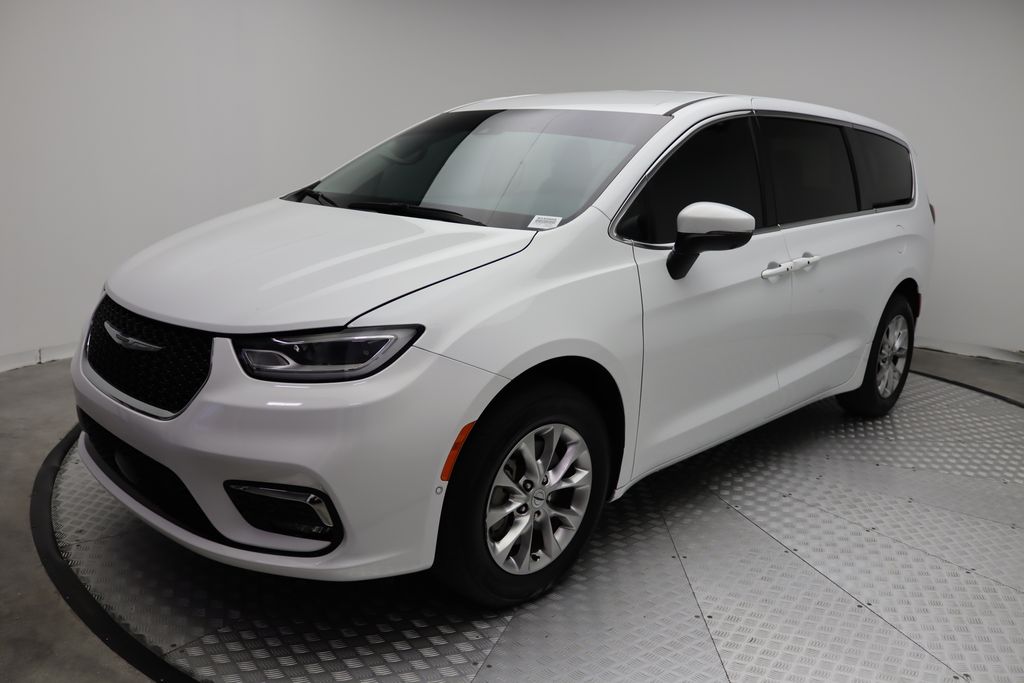 2023 Chrysler Pacifica Touring L's photo