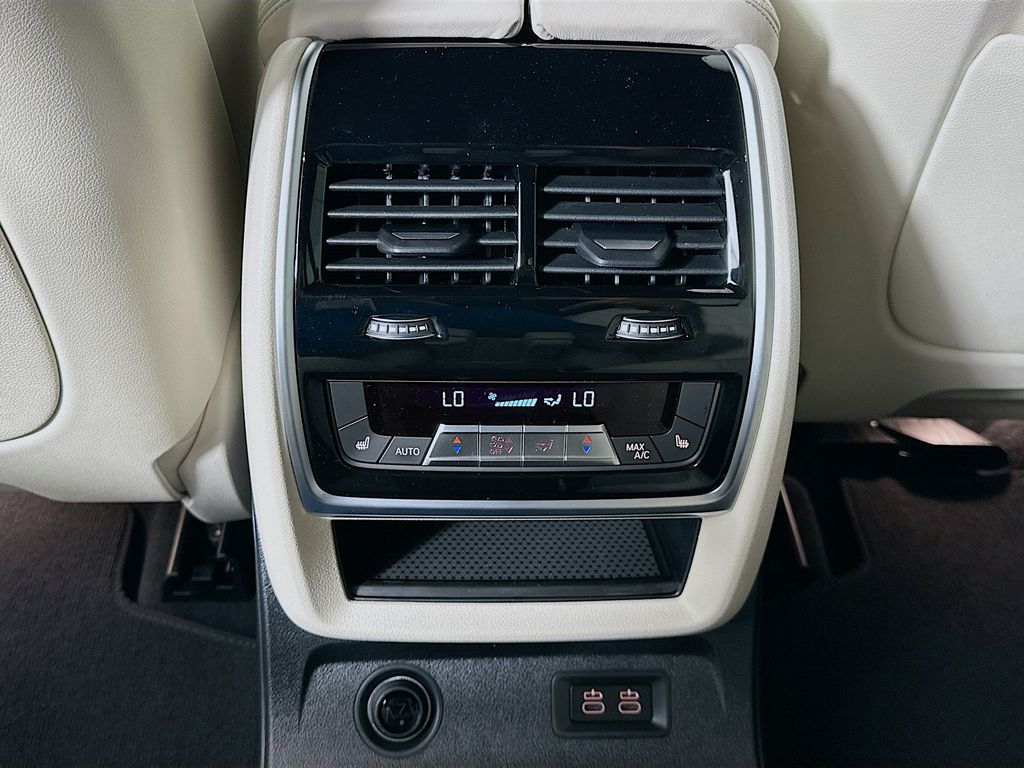 Thumbnail: 2027 BMW X7 - 18