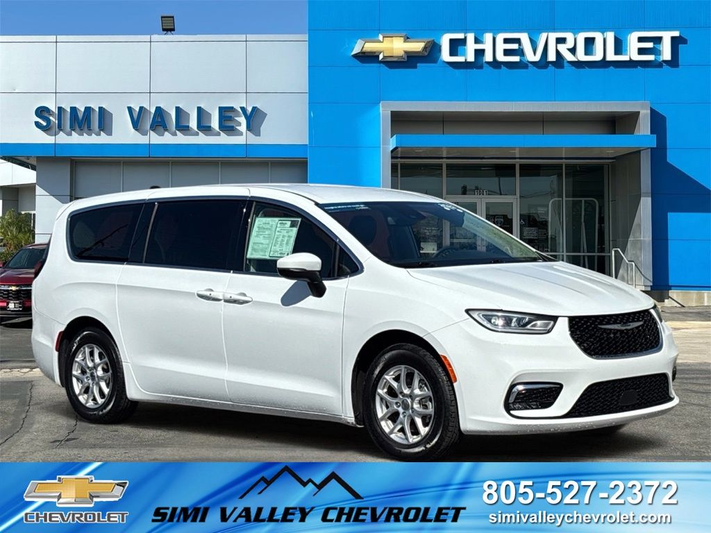  2023 Chrysler Pacifica Touring L FWD   