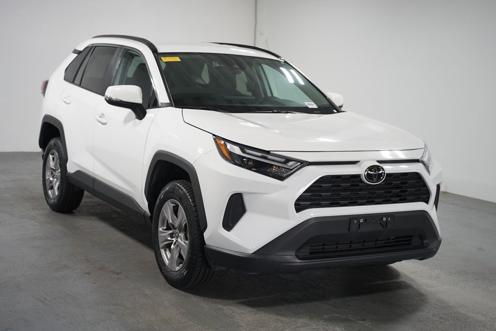 2023 Toyota RAV4 XLE 3