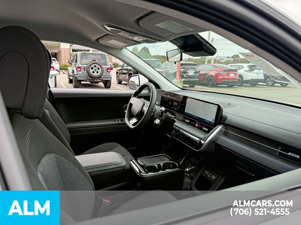 Used 2025 White Hyundai SE image 17