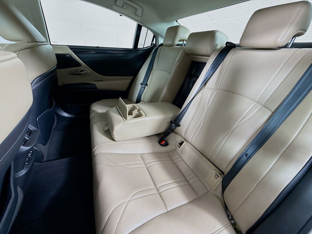 Thumbnail: 2019 Lexus ES - 25