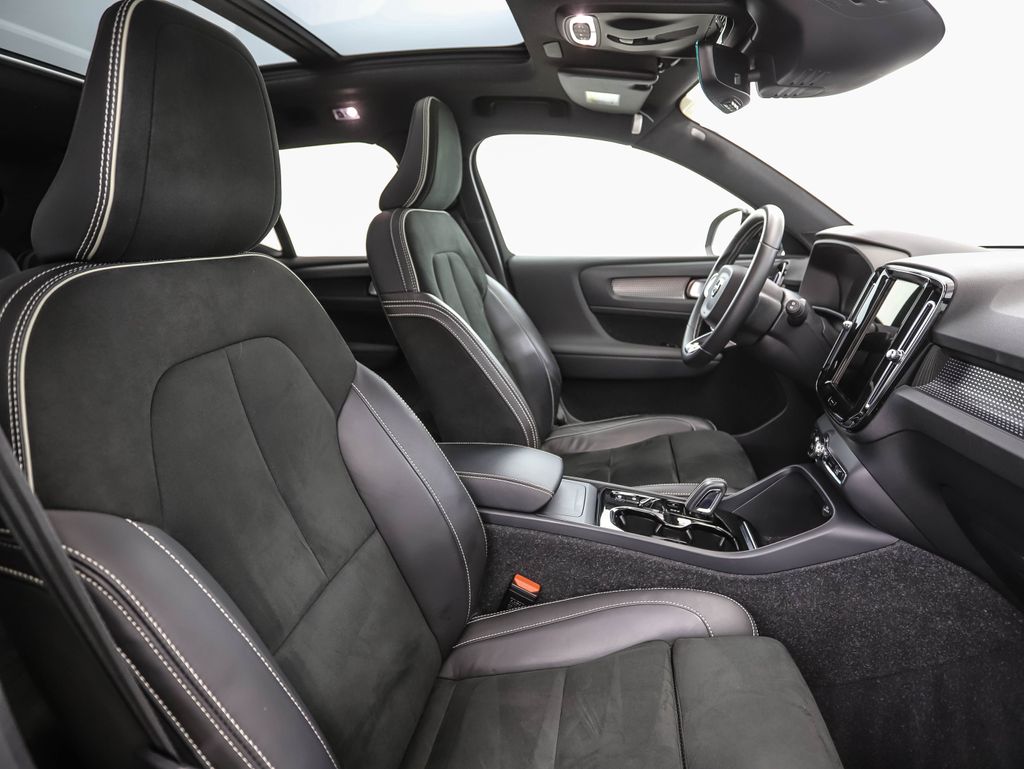 Thumbnail: 2021 Volvo XC40 - 31