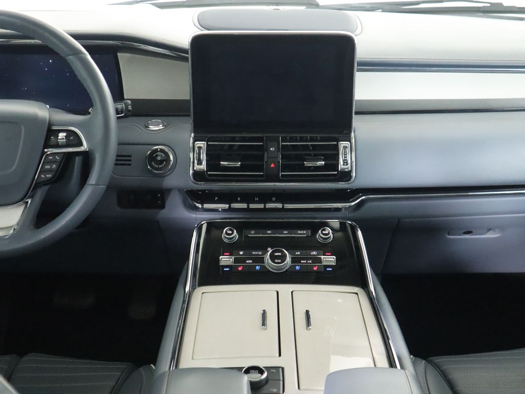 Thumbnail: 2021 Lincoln Navigator L - 14