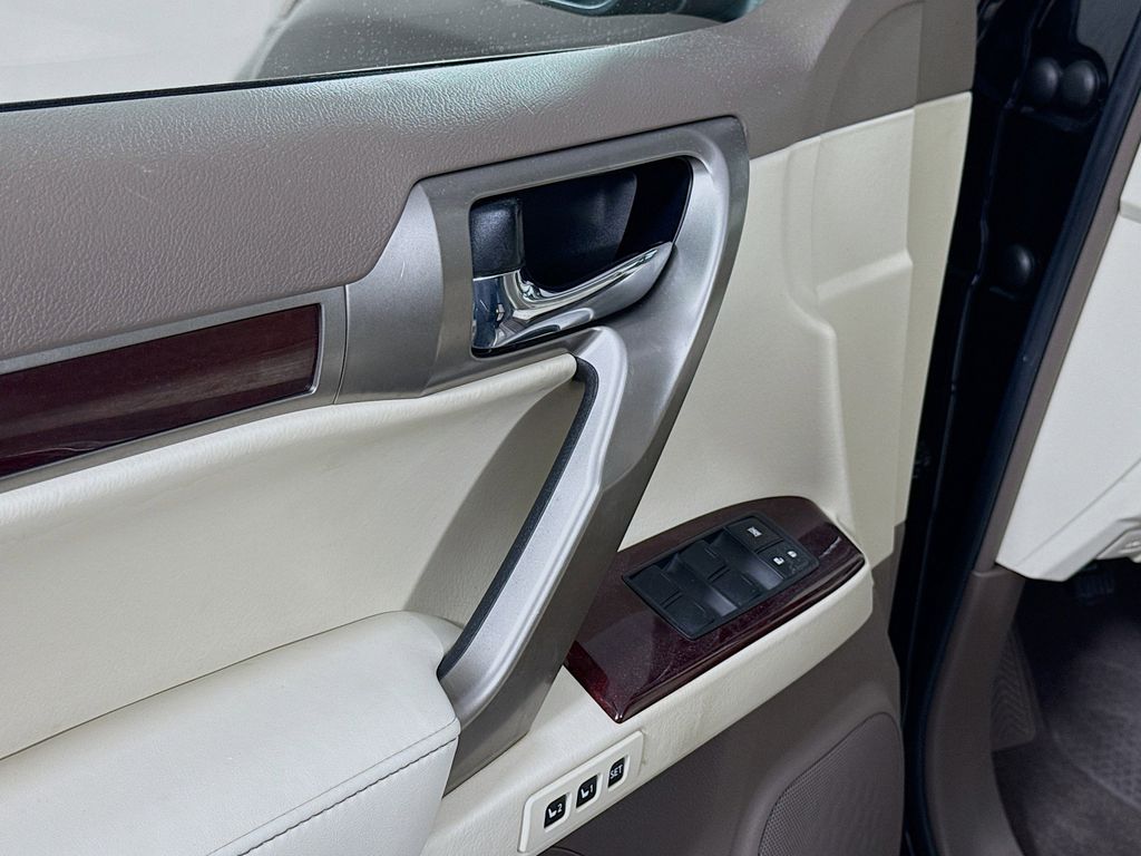 Thumbnail: 2016 Lexus GX - 18