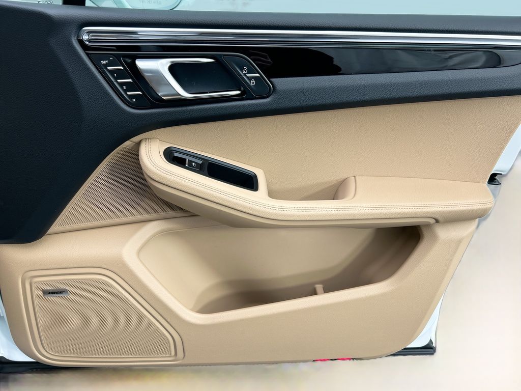 Thumbnail: 2026 Porsche Macan - 26