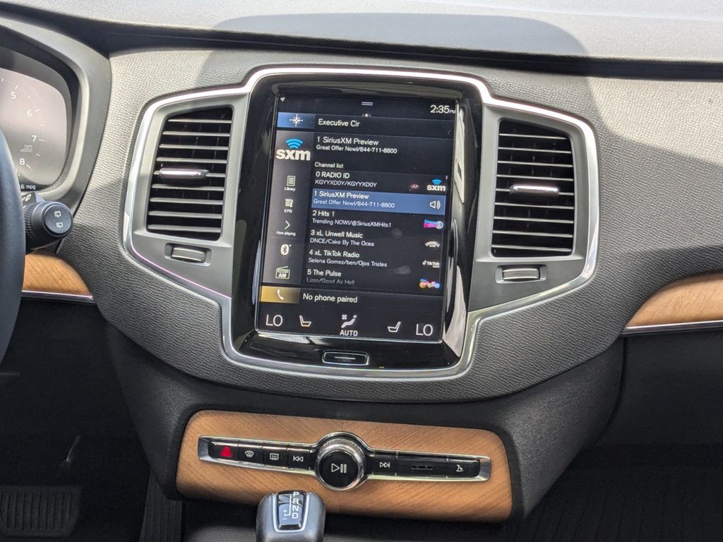 2022 Volvo XC90 T6 Momentum 6-Passenger