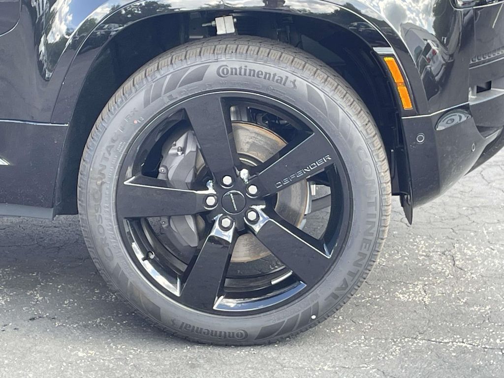 New 2026 Black Land Rover X-Dynamic SE image 5