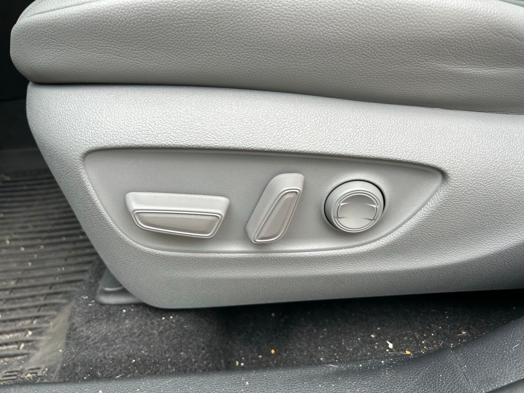 Thumbnail: 2023 Toyota Highlander - 17