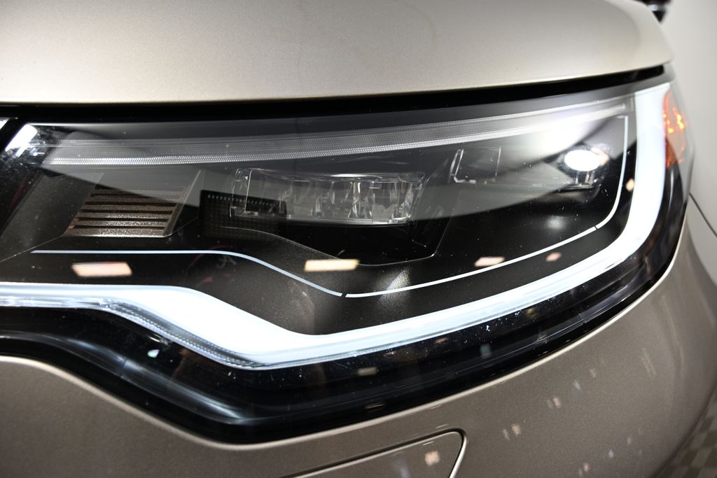 Thumbnail: 2023 Land Rover Discovery - 9