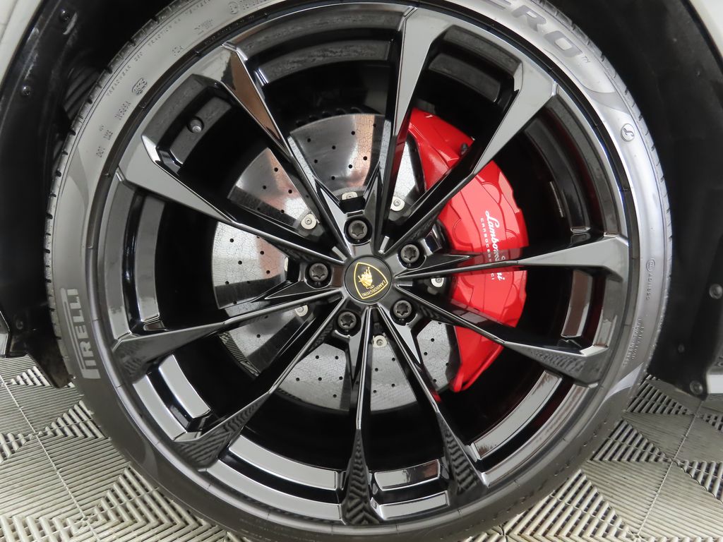 Thumbnail: 2023 Lamborghini Urus - 30