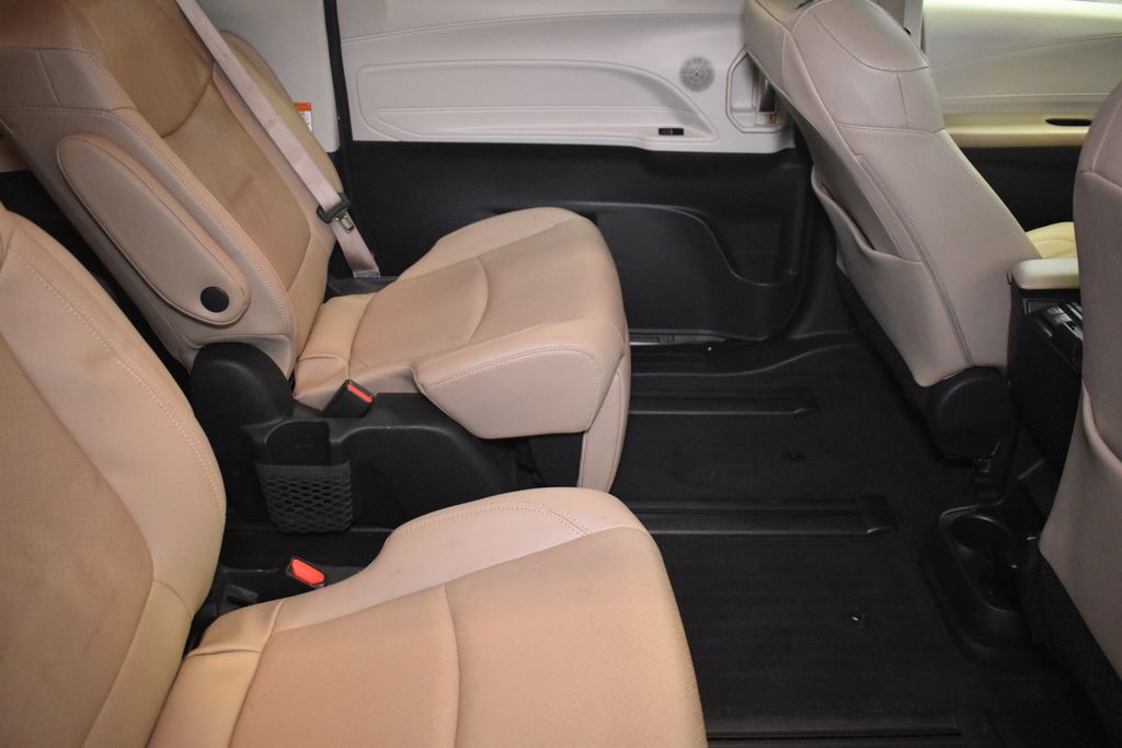 Thumbnail: 2022 Toyota Sienna - 26