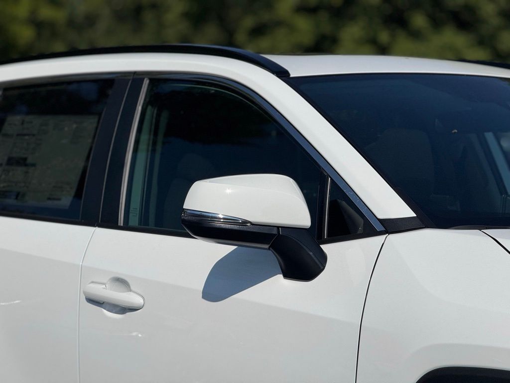 2025 Toyota RAV4 XLE photo 5