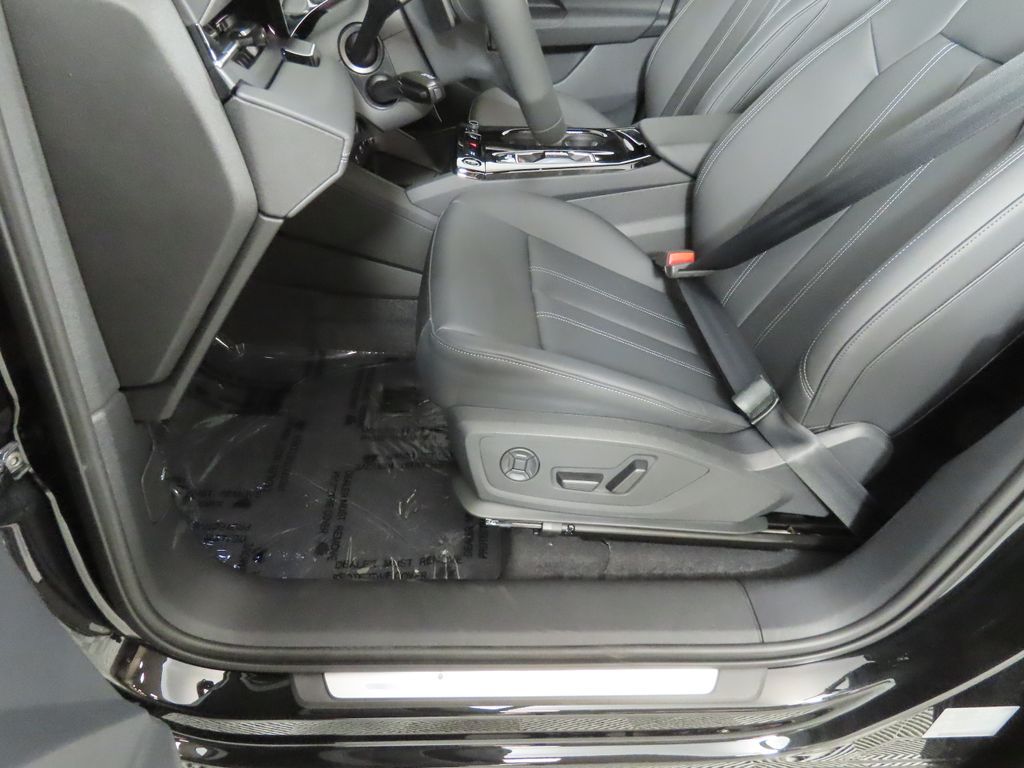 Thumbnail: 2025 Audi Q6 e-tron - 30