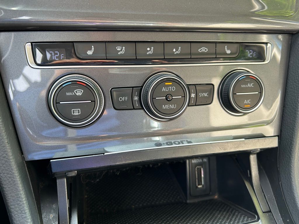 2015 Volkswagen e-Golf SEL Premium 29