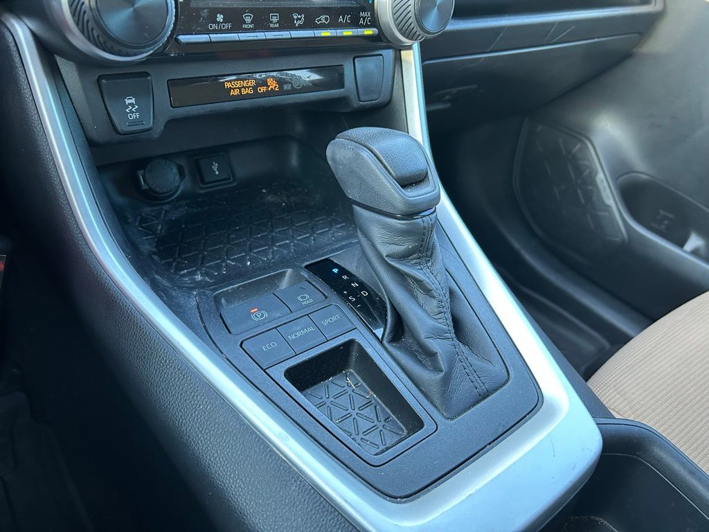 2022 Toyota RAV4 LE 26