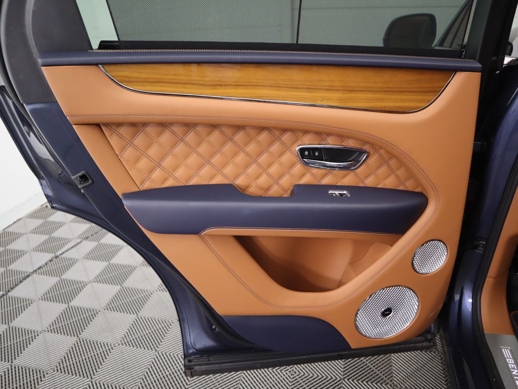 2021 Bentley Bentayga  27